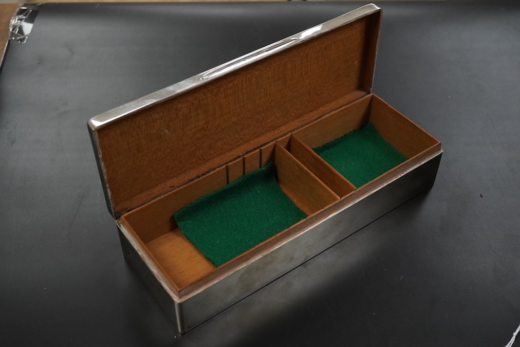 A George V silver table cigarette box length 26cm., gross weight approx. 25.50zt